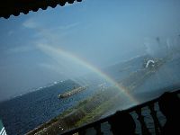 舟から見える噴水による虹